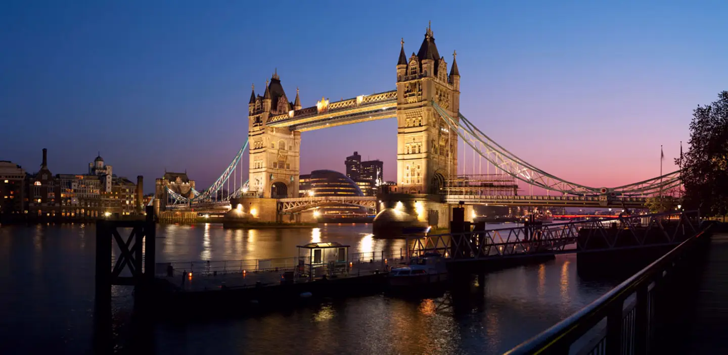 london-tower-bridge-t-121396556